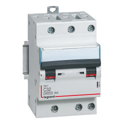 406895 Legrand DX3 - Disjoncteur triphasé 32A 3P C32 - 4,5/6kA - 400V - Courbe C - Vis/vis - 3 modules - Peigne HX3